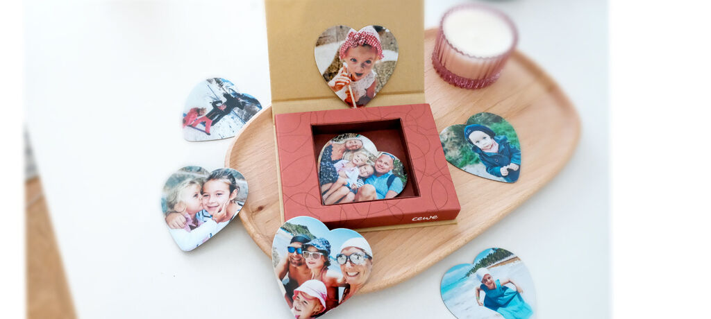 Cartes photos en forme de cœur de CEWE montrant des moments heureux avec amis et famille.