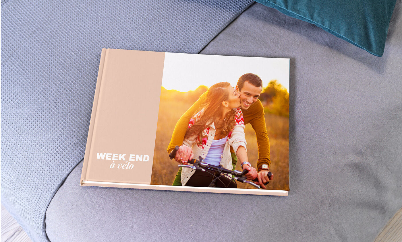 Un couple profite d'une balade à vélo sur un beau livre photo.