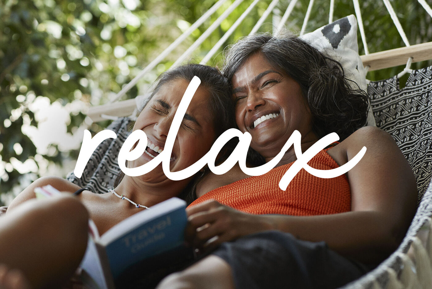 Deux femmes profitent de leur temps libre dans un hamac et lisent.