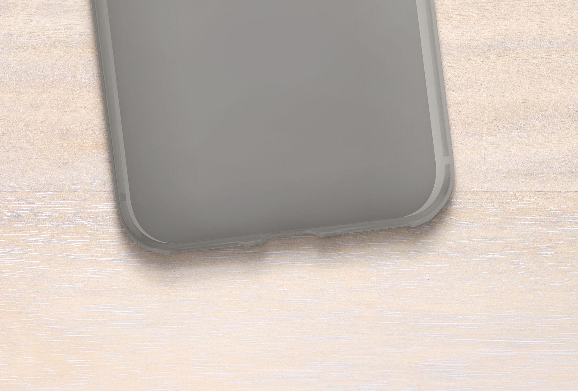 Une image floue d'un étui de smartphone sur une table en bois clair