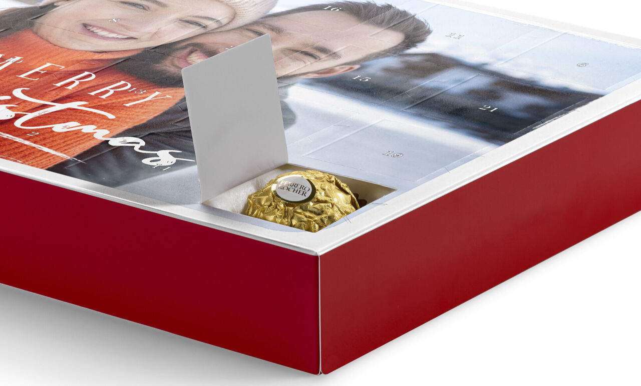 Un beau calendrier de l'Avent avec un emballage festif contenant une praline dorée.