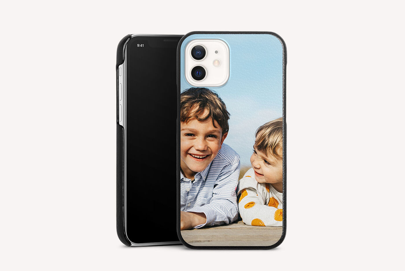 Fond d'écran d'une coque de téléphone personnalisée avec un motif familial joyeux.