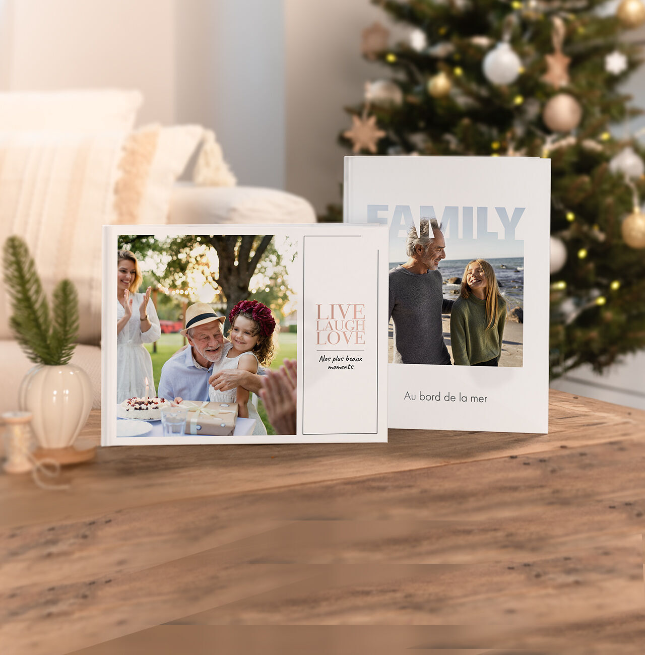 Famille célébrant ensemble avec gâteaux et cadeaux
