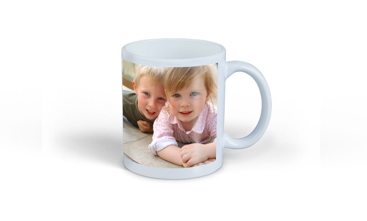 Une tasse avec une photo tendre de deux enfants souriants jouant ensemble