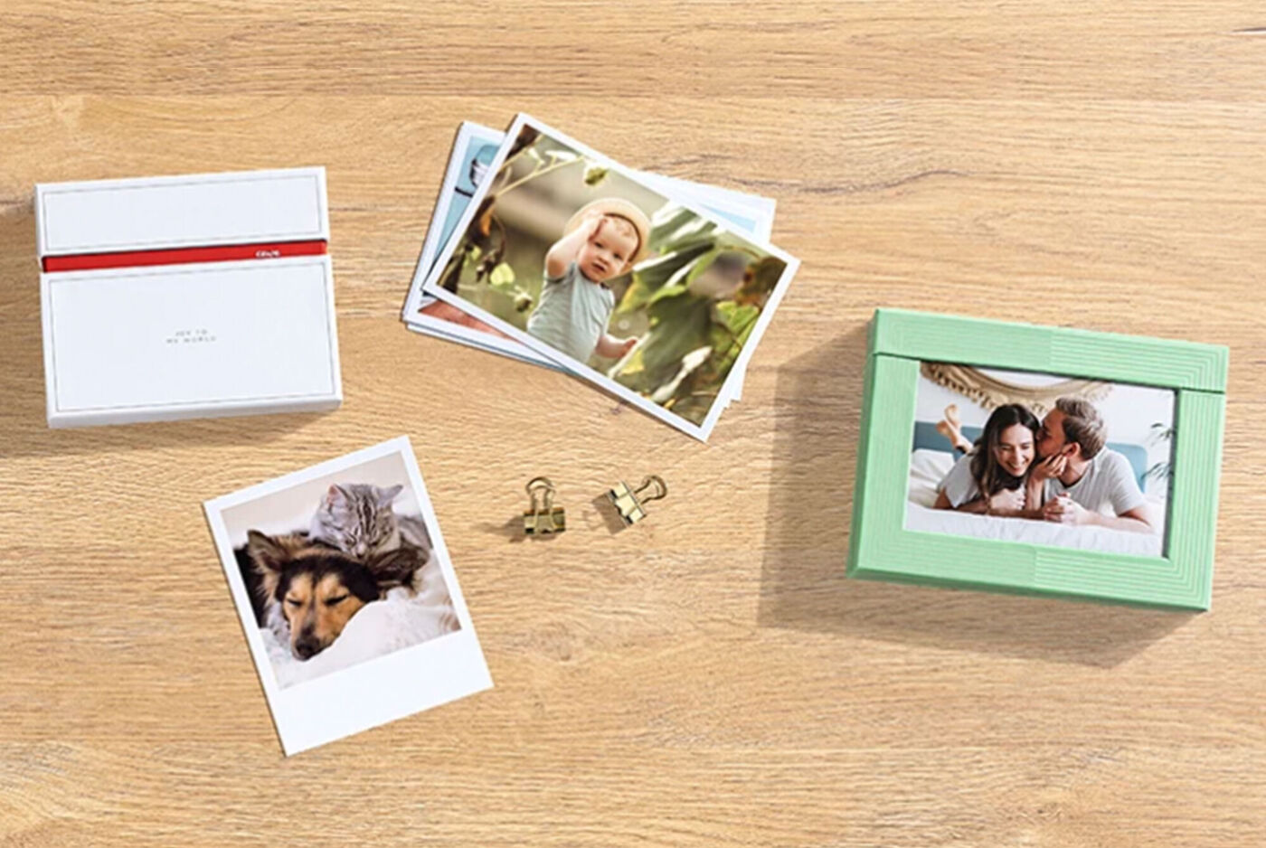 Collection de magnifiques photos souvenirs avec des motifs affectueux sur une table en bois.