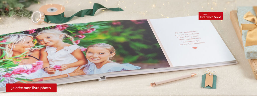 album photo personnalisé CEWE ouvert sur une table