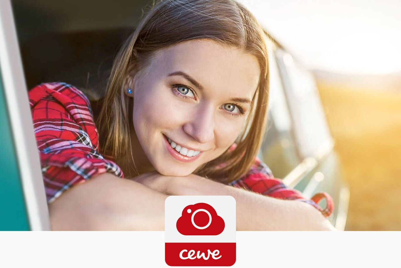 Un jeune garçon assis dans la voiture profite du coucher de soleil. Un magnifique paysage en arrière-plan.