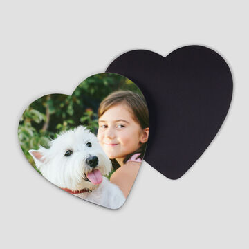 Magnets photo personnalisés en forme de cœur montrant une fille avec son chien