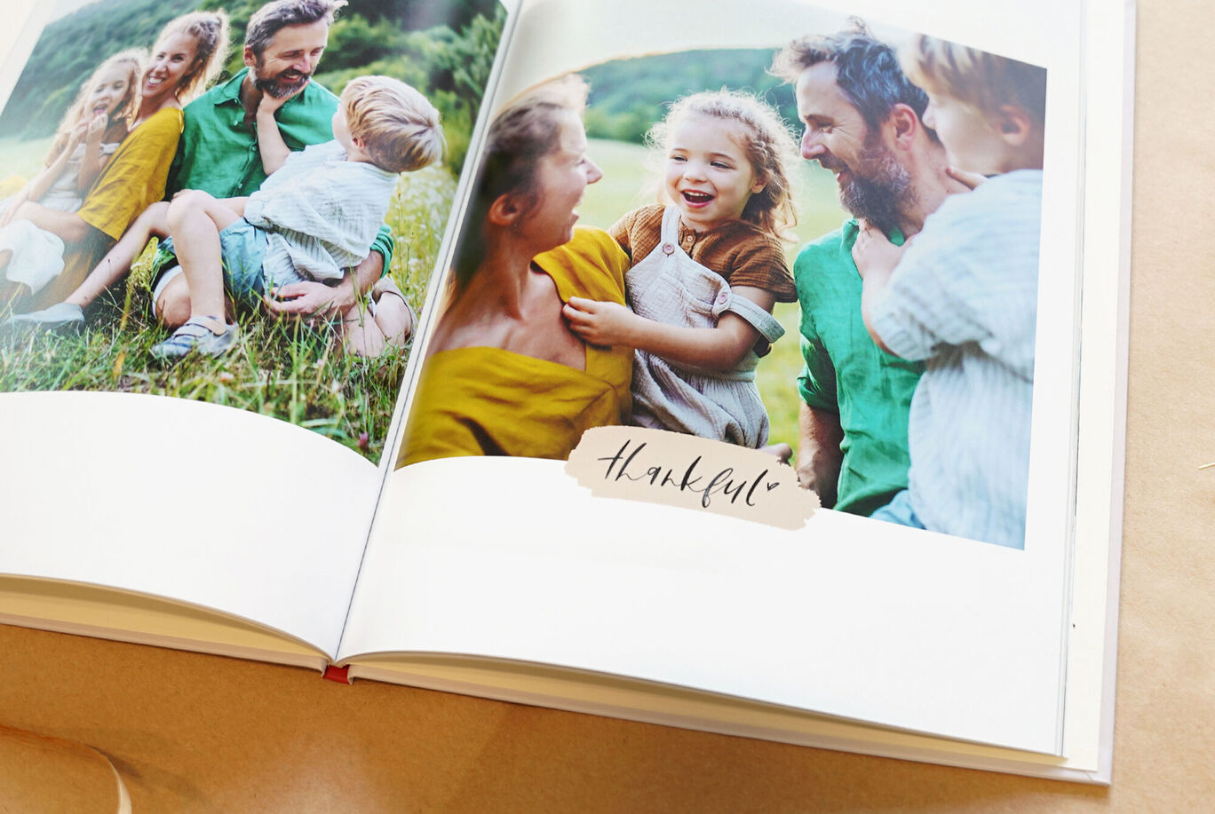 Excursion familiale avec des enfants dans la nature, tous souriant et profitant du temps ensemble.