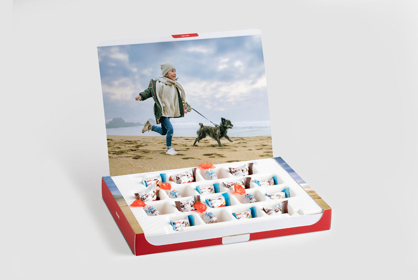 Un enfant court joyeusement sur la plage avec un chien.