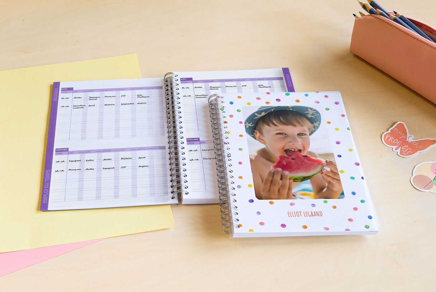 Cahier coloré avec un enfant tenant un morceau de pastèque sur la couverture