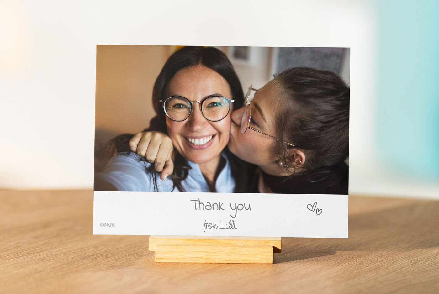 Une photo affectueuse de deux personnes qui s'embrassent. En dessous, il est écrit "Merci de Lilli". Parfait pour de beaux souvenirs.