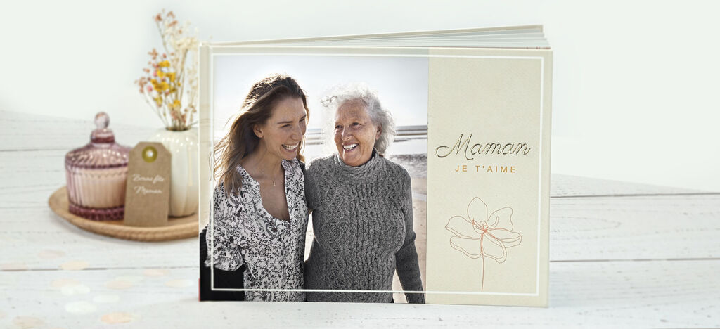 Deux femmes sont ensemble sur la plage, riant et heureuses. Elles portent des vêtements à la mode et profitent de la vue.