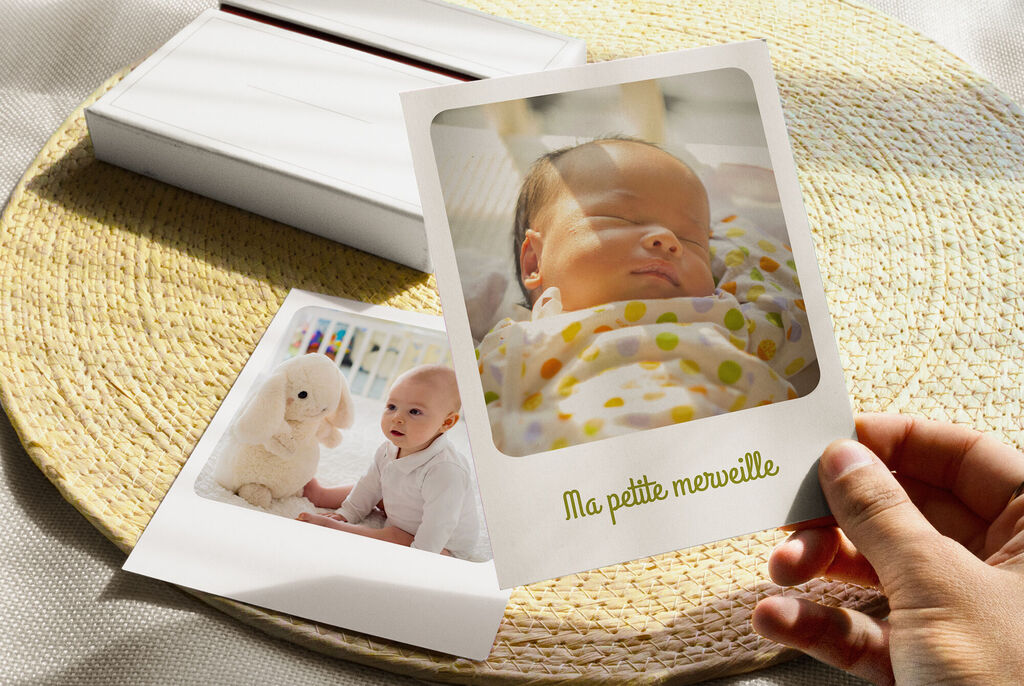 Une photo romantique d'un bébé avec un petit doudou, tenue par une personne. Fond clair et amical avec un bel emballage.