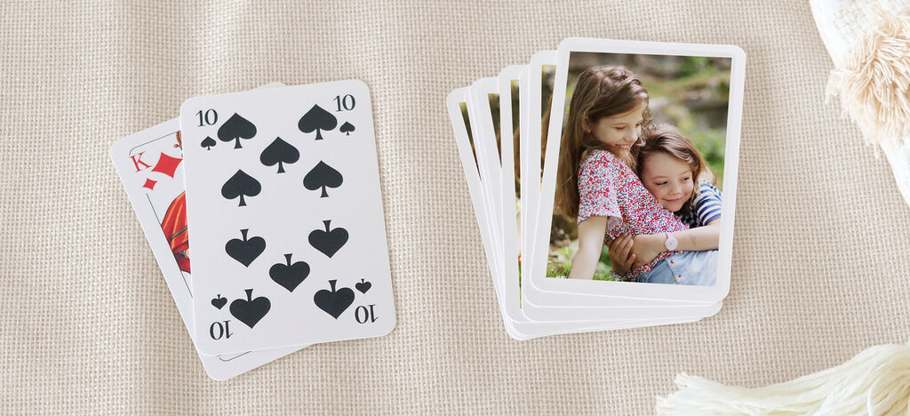 Dix piques noirs sur des cartes et des cartes photo personnelles avec un moment spécial