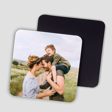 Magnets photo personnalisés format carré montrant une famille heureuse