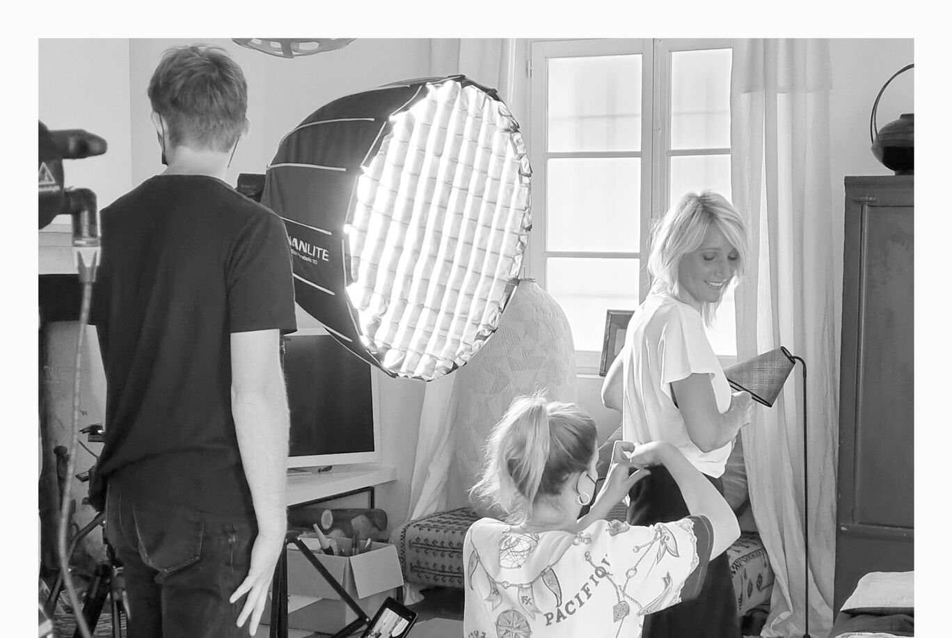 Une séance photo créative avec un panneau lumineux et deux personnes.