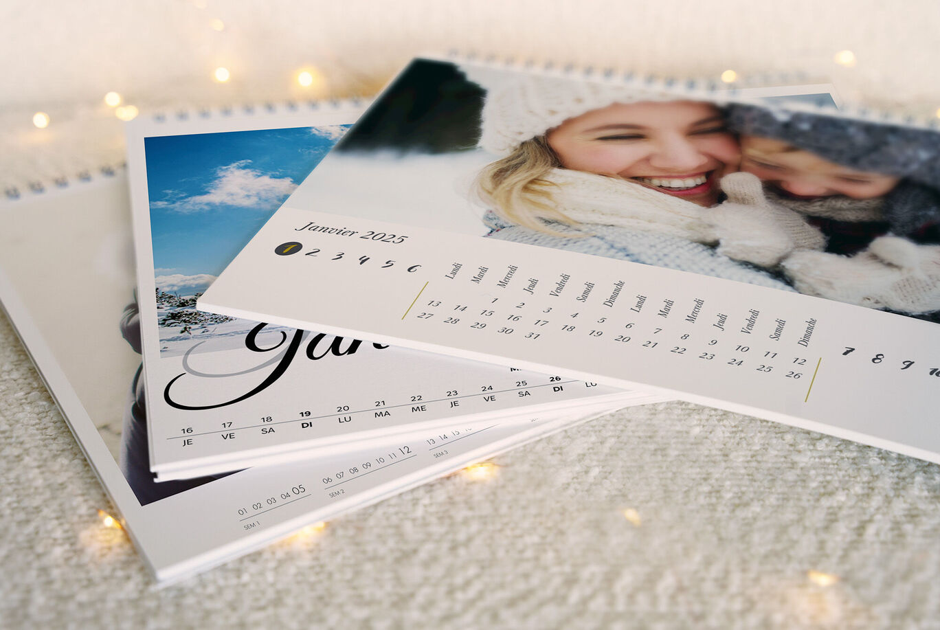 3 calendriers photo personnalisés posés sur une table décorée