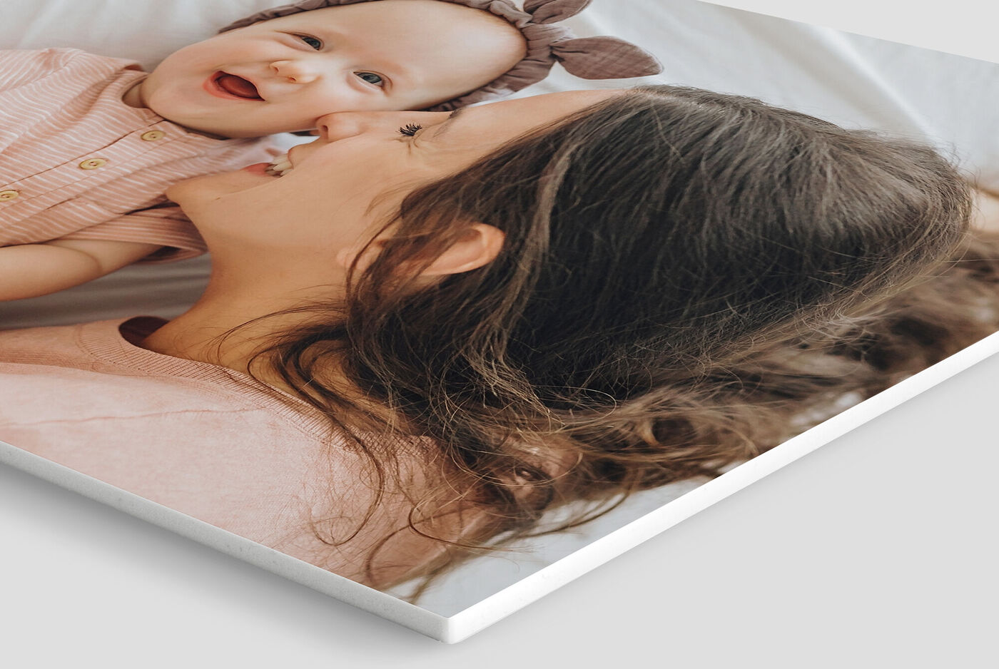 Mère souriante avec un petit enfant sur ses genoux, tous deux heureux et amoureux.