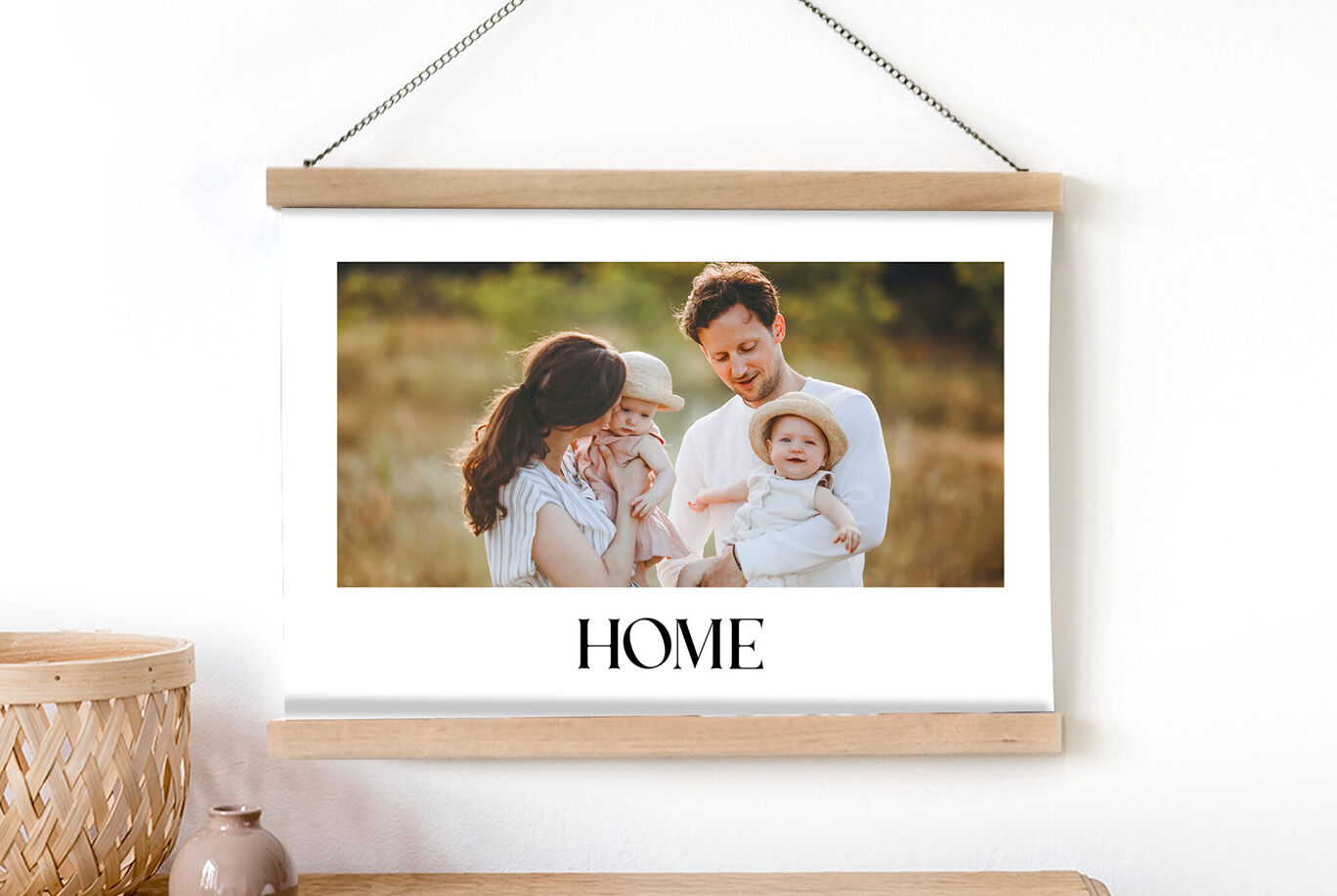 Une famille avec deux jeunes enfants à l'extérieur, entourée de nature, sourit ; amour et bonheur partagés.