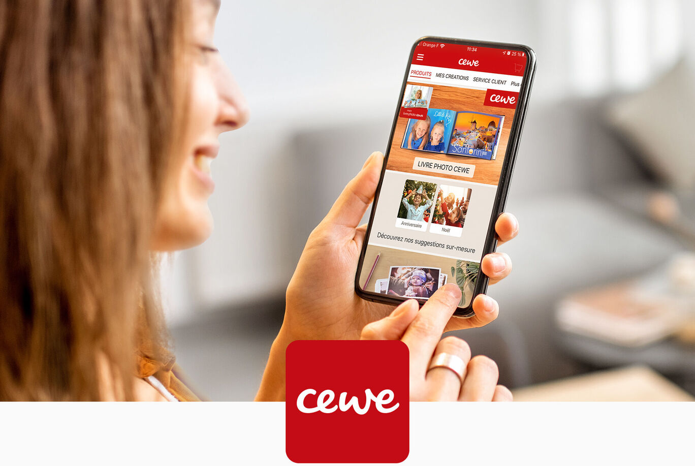Une personne consulte sur son smartphone l'application CEWE Photobook.