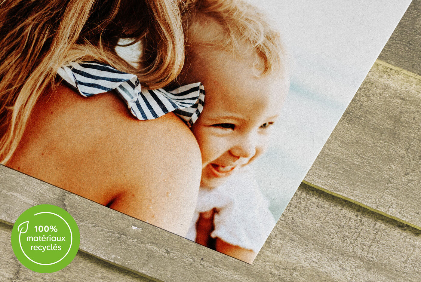 Une charmante scène mère-enfant à la plage avec des matériaux recyclés.