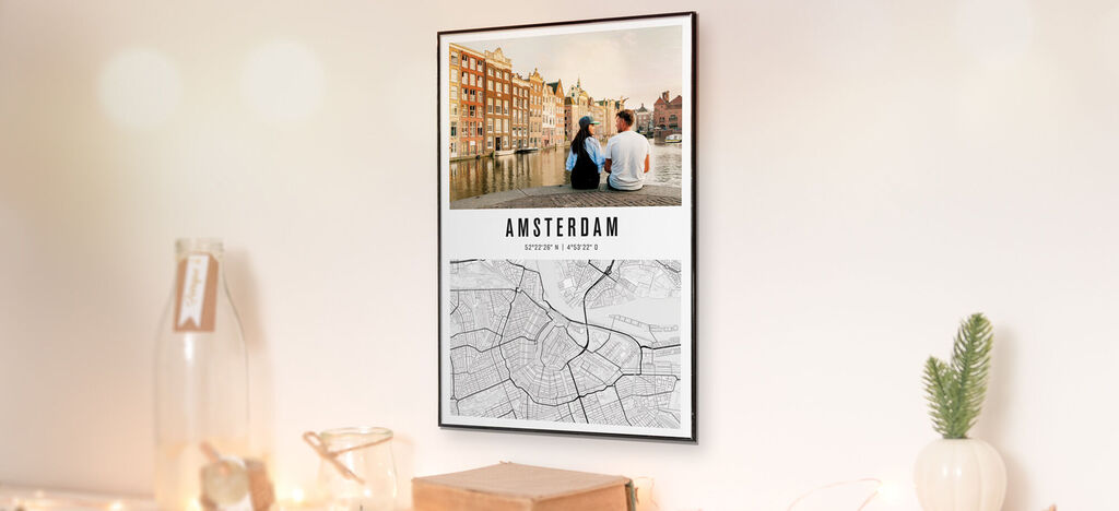 Tableau mural avec deux personnes devant un paysage des canaux d'Amsterdam et une carte de la ville.