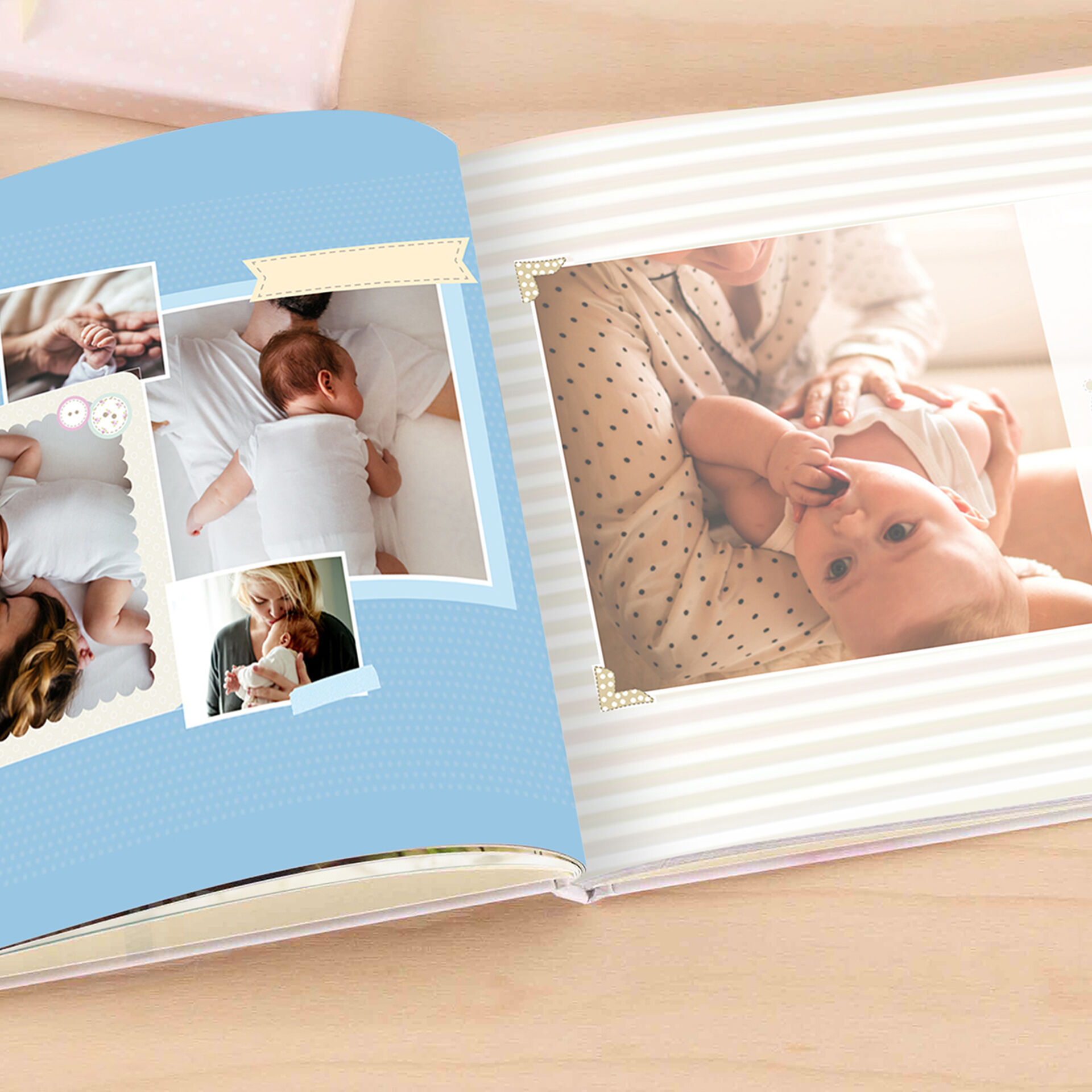 Album de naissance ouvert avec des jolies photos de bébé