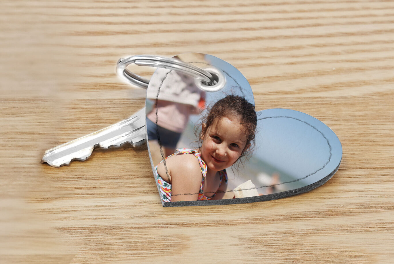 Un porte-clés en forme de cœur sur un fond en bois.