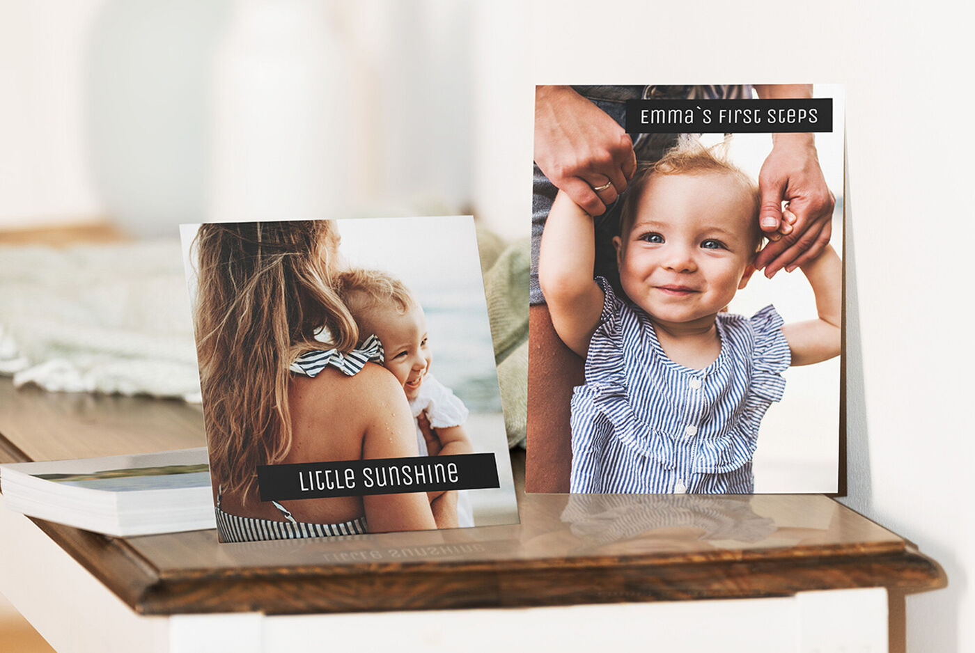 Deux cartes photo conçues avec soin sur une table, l'une avec des jouets et l'autre avec une fille faisant ses premiers pas
