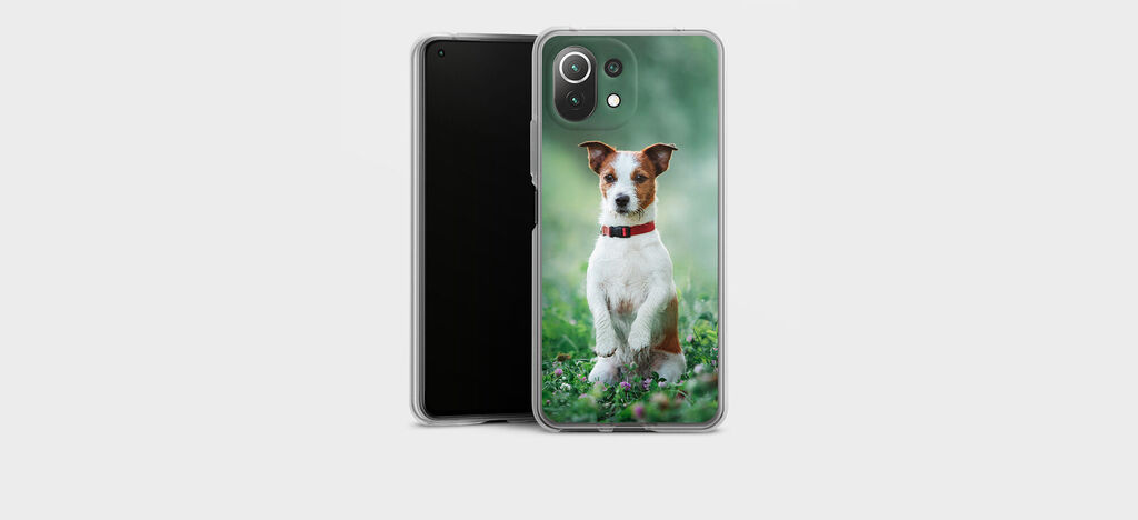 Coque de téléphone avec un petit chien mignon assis à l'extérieur
