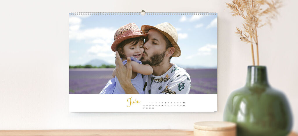 Un couple joyeux avec un enfant devant des champs de lavande, profitant des beaux moments de la vie.