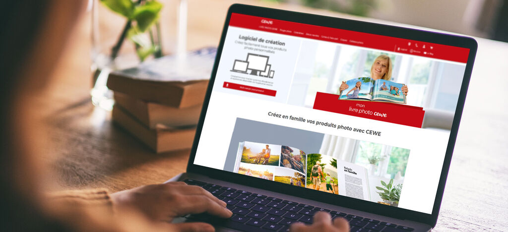 Une personne travaille sur un ordinateur portable et crée avec CEWE.