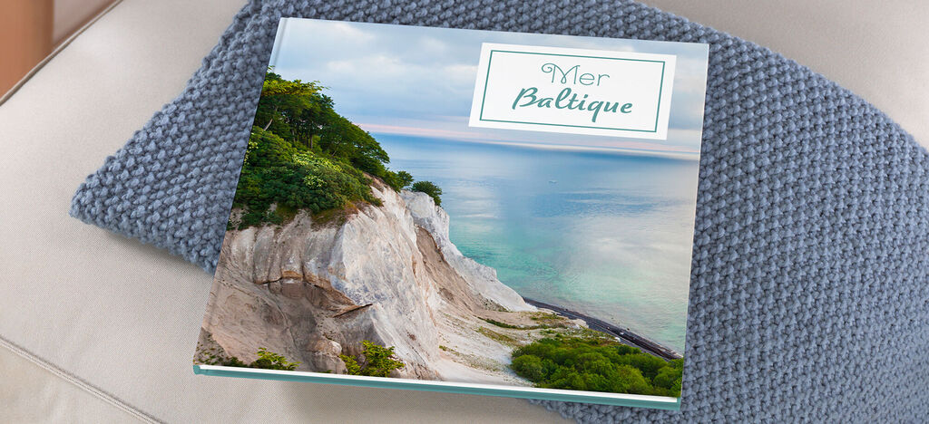 Un magnifique album photo sur la mer Baltique repose sur un coussin confortable.