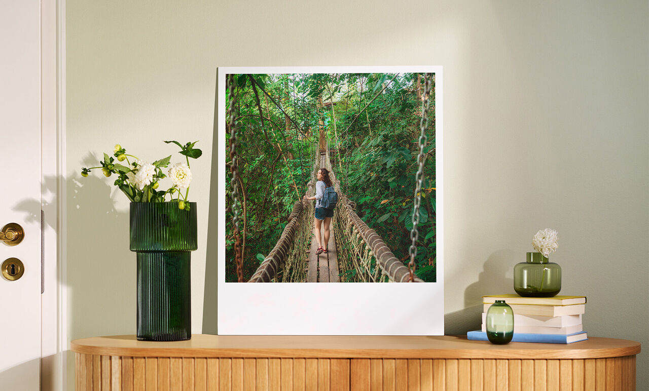 Poster photo sous forme de tirage rétro XXL posé sur une commode