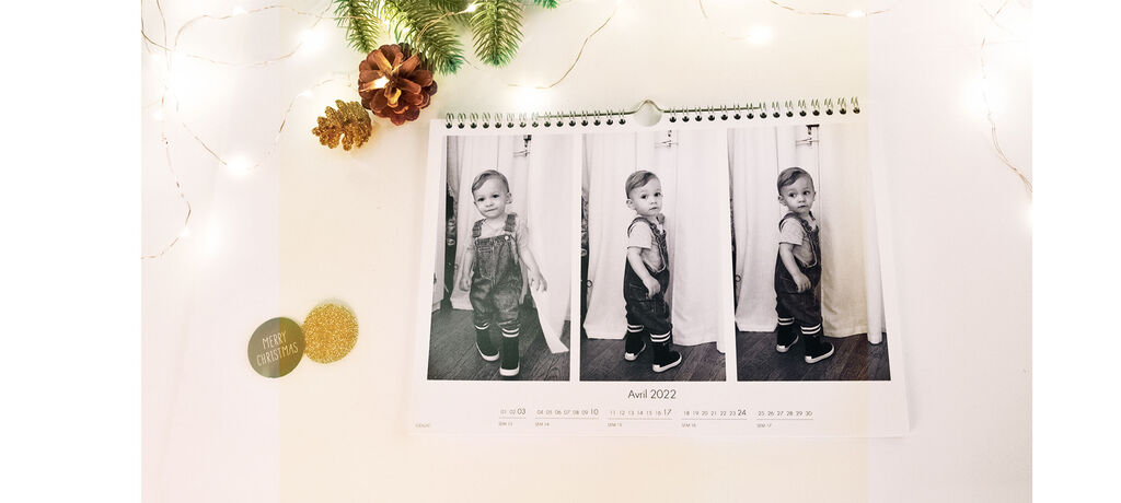 Un calendrier mural conçu avec amour avec des photos en noir et blanc d'un enfant en tenue.