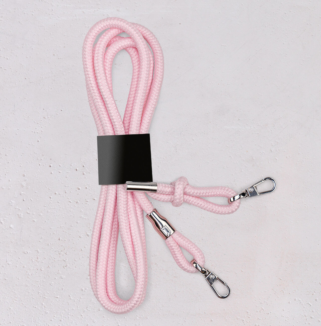 Corde Trekkö rose avec attaches argentées, joliment disposée sur fond clair