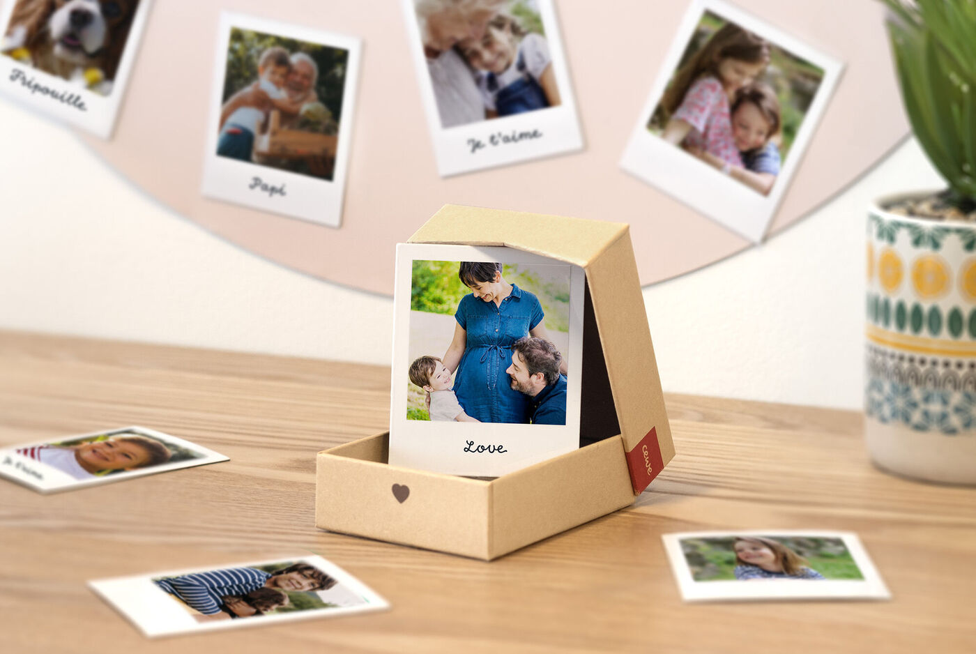 Magnets personnalisés format rétro et leur boîte montrant des photos de famille avec enfant