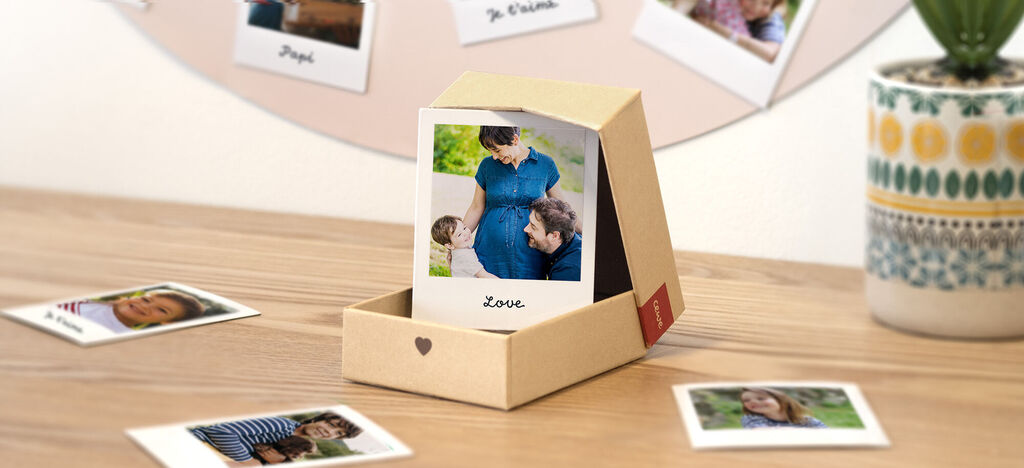 Magnets personnalisés format rétro et leur boîte montrant des photos de famille avec enfant