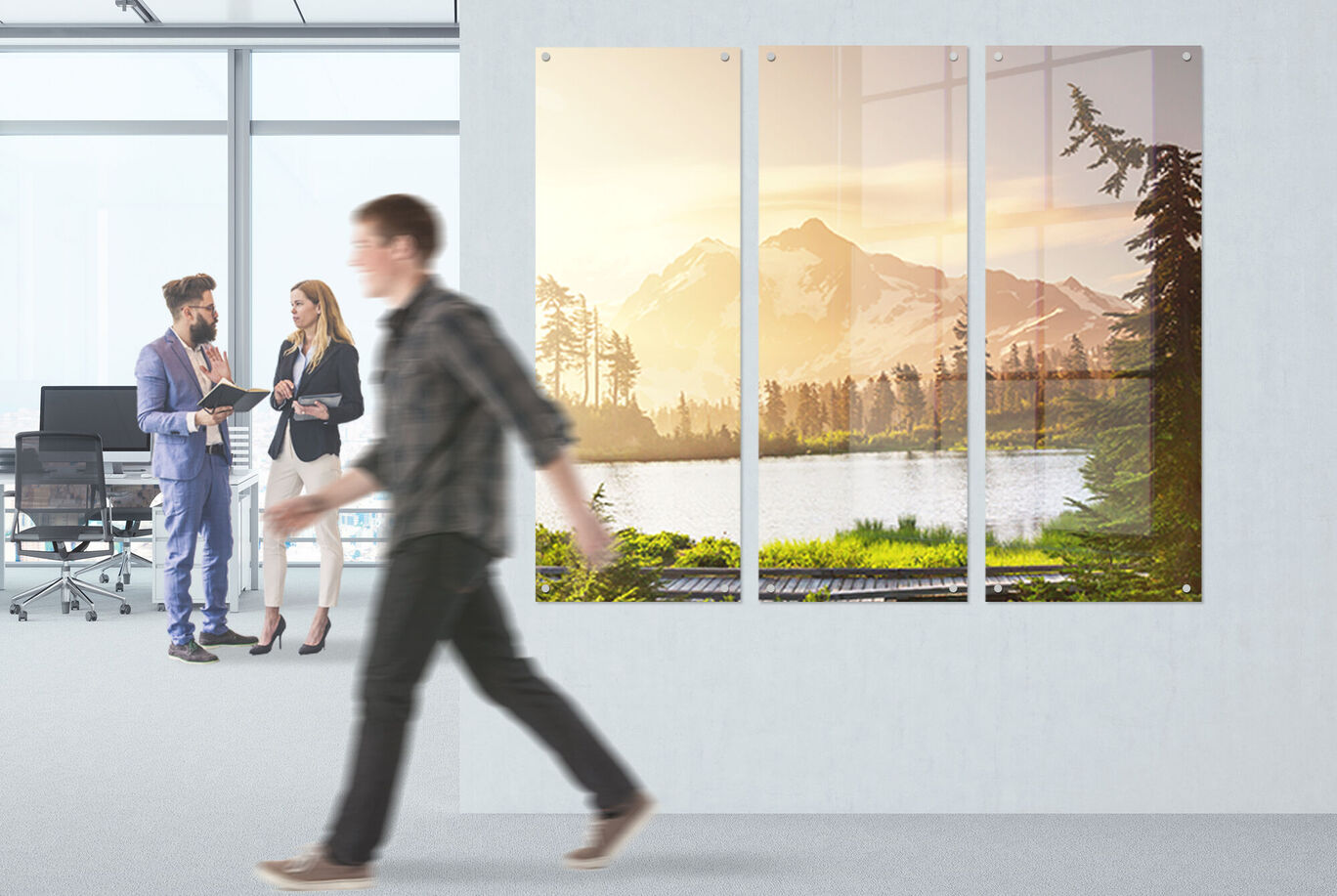 Collage de motifs paysagers au mur d'un bureau moderne, entouré de personnes.