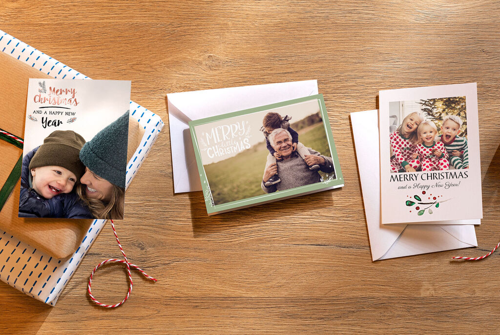 Trois cartes de Noël conçues avec soin sur une table en bois