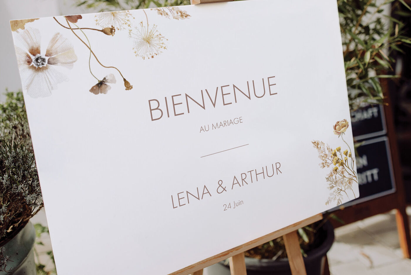 Panneau de bienvenue pour le mariage de Lena et Arthur, décoré de motifs floraux