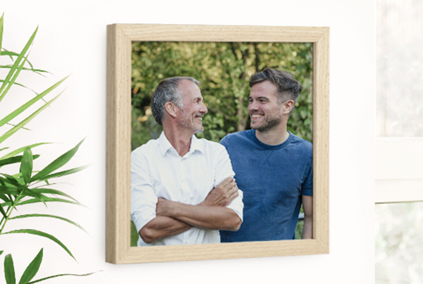 Deux hommes se tenant ensemble, souriant et profitant du temps à l'extérieur.