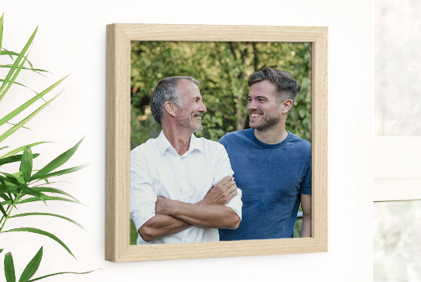 Deux hommes se tenant ensemble, souriant et profitant du temps à l'extérieur.