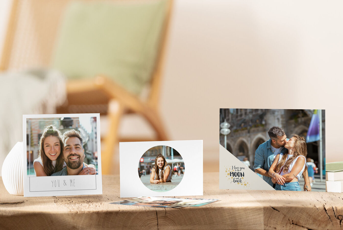 Trois cartes de vœux CEWE conçues individuellement sur une table en bois, exprimant souvenirs et lien