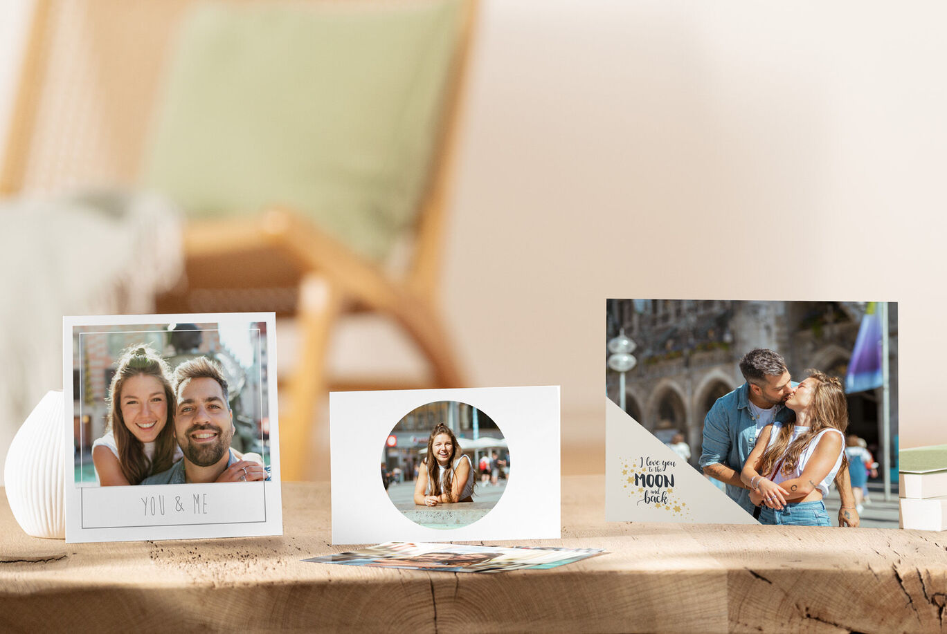 Trois cartes de vœux CEWE conçues individuellement sur une table en bois, exprimant souvenirs et lien