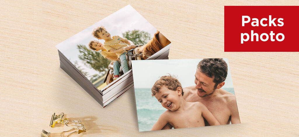 Deux enfants joyeux tenant des photos, entourés de diverses cartes photo