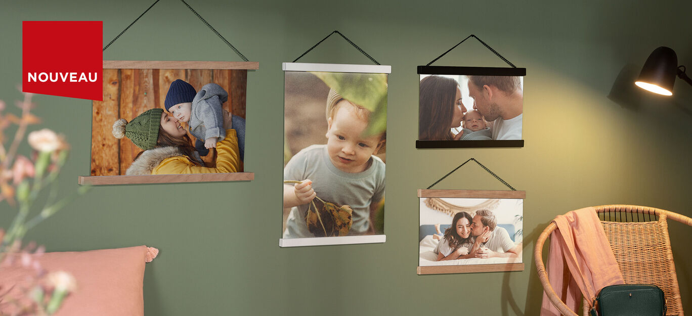 Quatre photos encadrées accrochées au mur. Elles montrent des instants de moments familiaux.