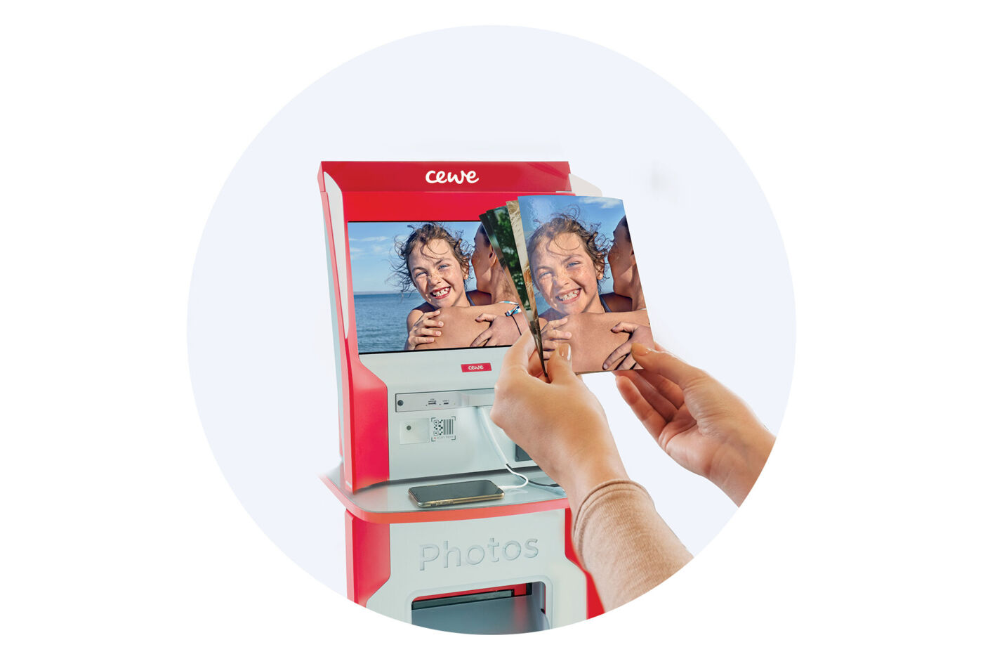 Main utilisant une borne photo CEWE pour imprimer en magasin