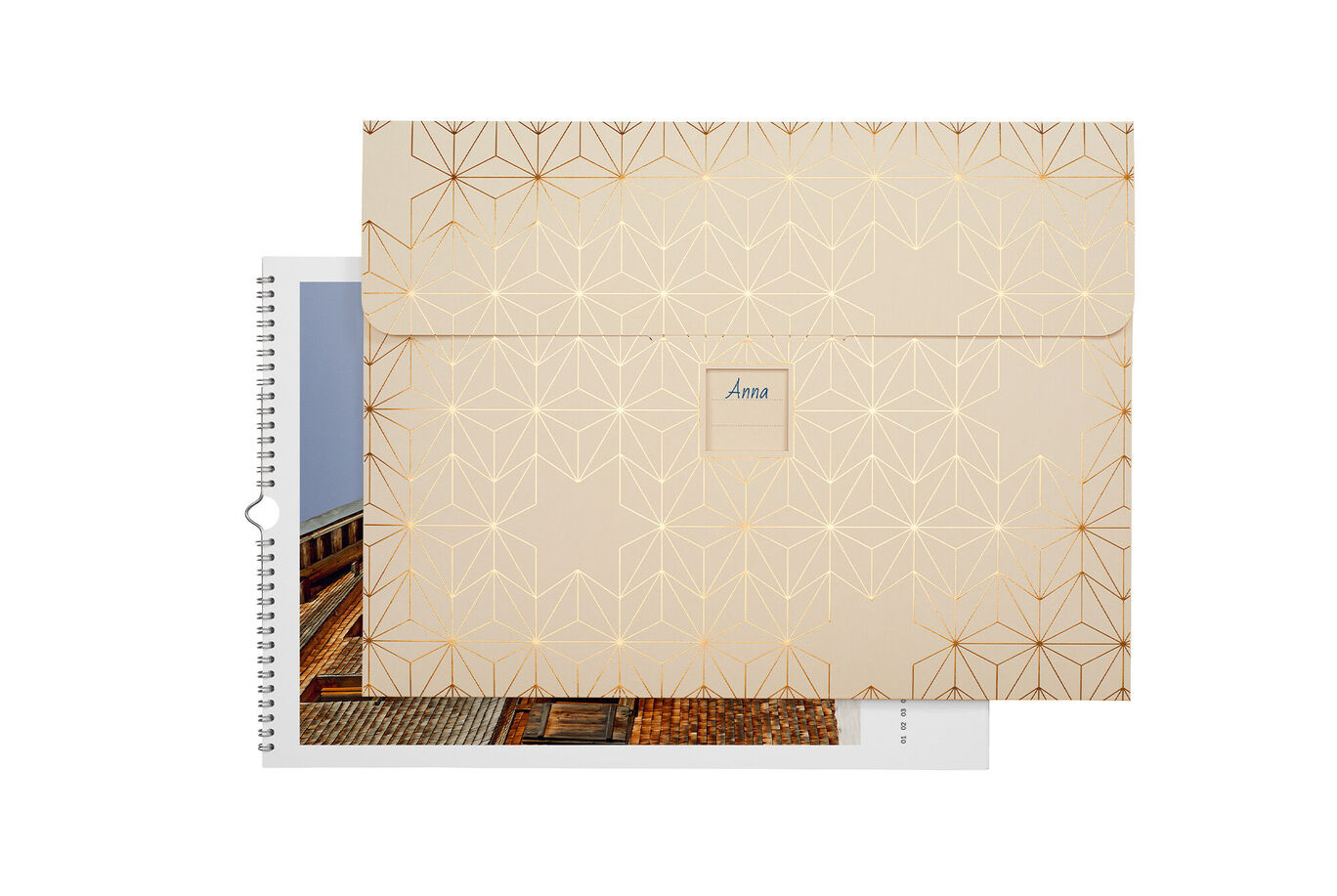 CEWE Album photo avec un design géométrique doré et un nom personnel sur le devant